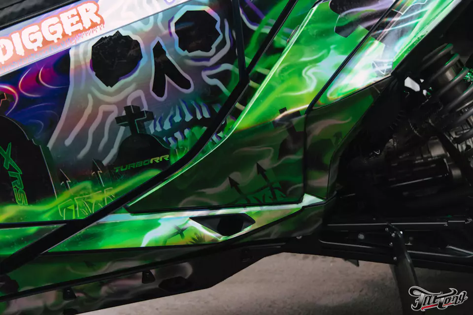 Оклеили багги BRP CAN-AM Maverick R X RS в яркую винилографию!